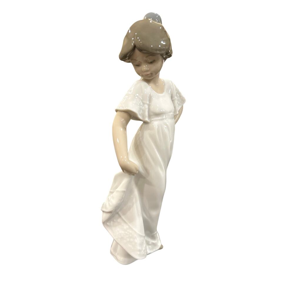 Nao by Lladro HOW PRETTY porcelain hand painted Spain figure
